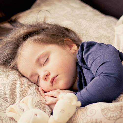  une maman avec son bébé pharmacie des Plantes